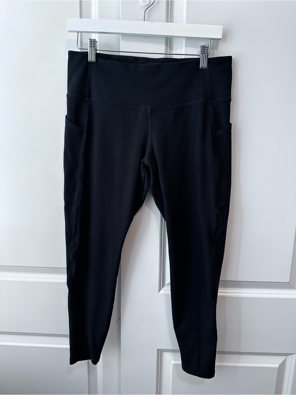 Danskin Women’s Sz. L Black Leggings with Side Pockets